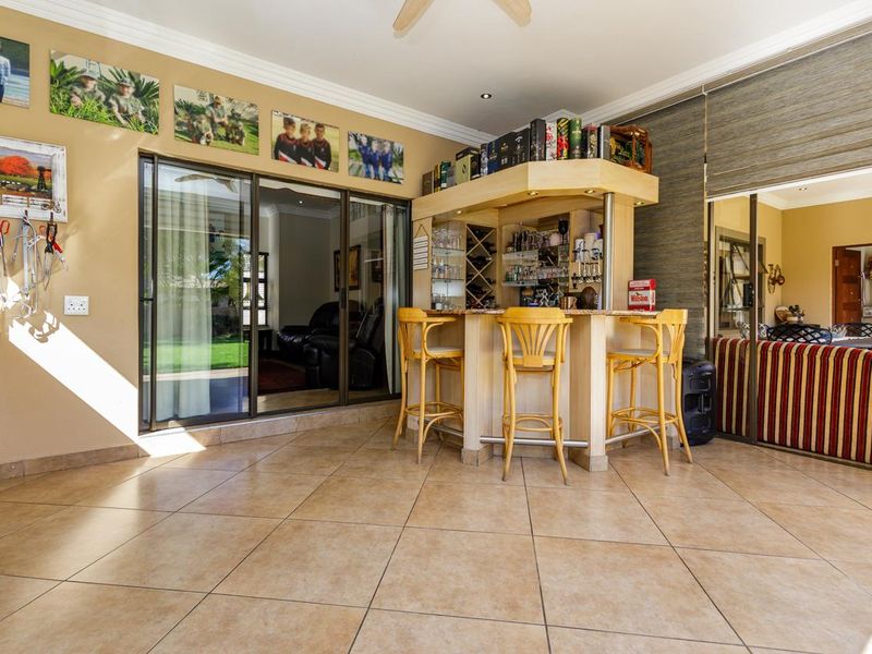Luxury 5-Bedroom Family Home with Study, 3 Garages & Exceptional Entertainment - Photo 7