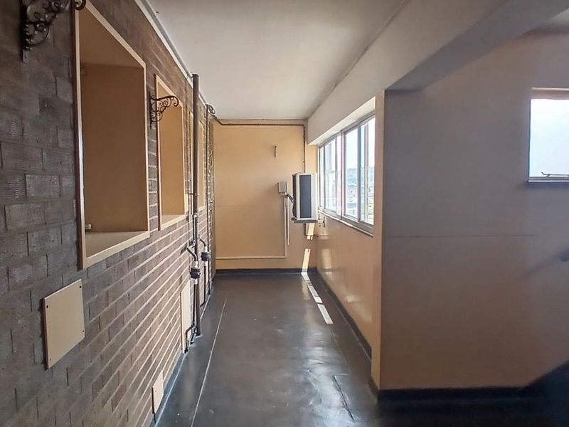 Renovator's Dream: Panoramic Views in Durban Central - Photo 3
