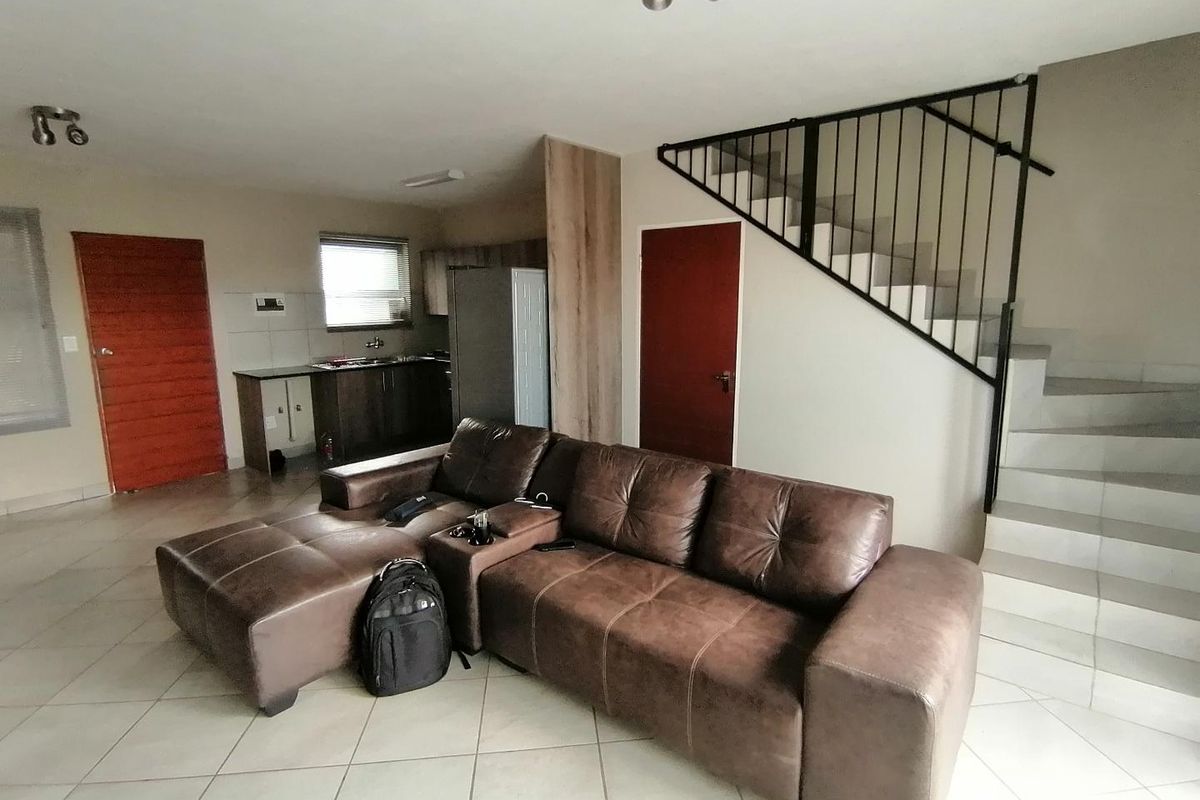 Modern 2-Bedroom Duplex in Prime Location - Photo 2