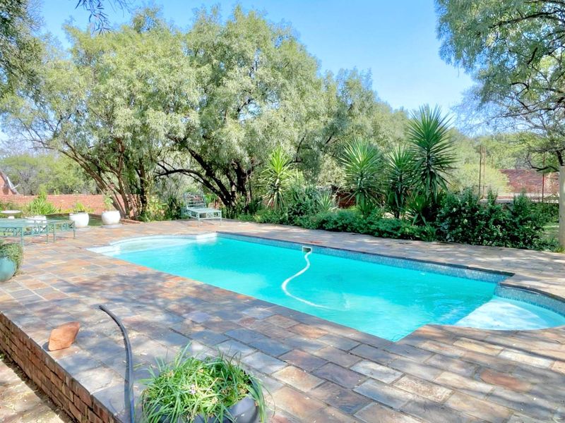 ***7ha Bushveld Property with Equestrian Facilities, Storerooms & Borehole – Kameeldrift West*** - Photo 4