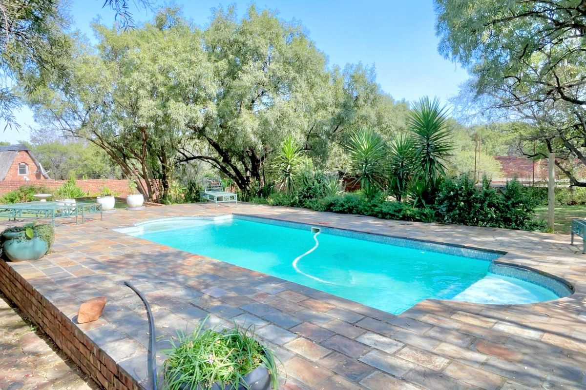 ***7ha Bushveld Property with Equestrian Facilities, Storerooms & Borehole – Kameeldrift West*** - Photo 4