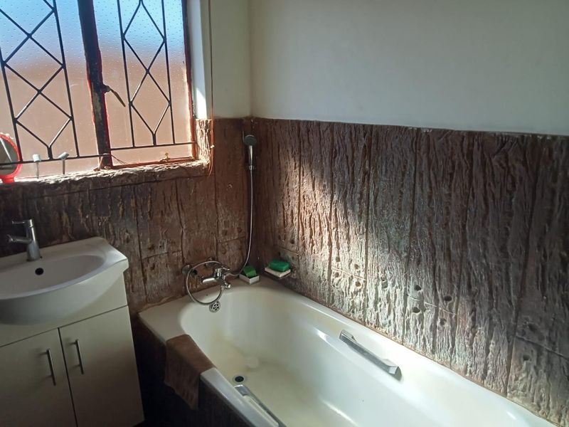 3 Bedroom house for sale - Photo 8