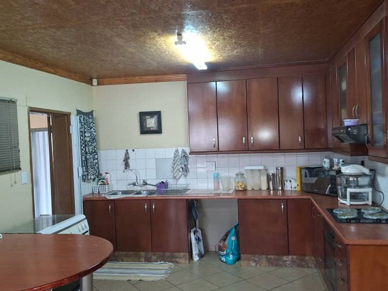 Ongwediva - Safe and Secure Family House with Flat For Sale - Photo 3
