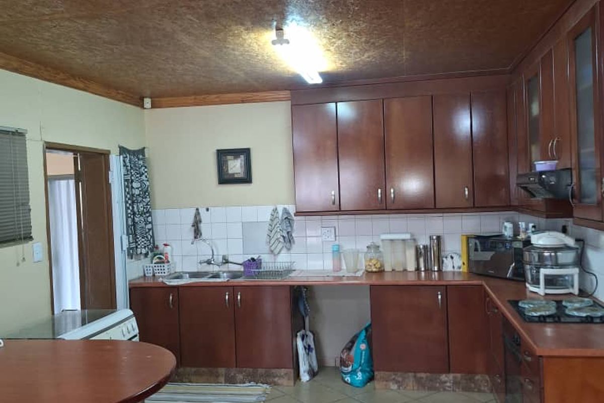 Ongwediva - Safe and Secure Family House with Flat For Sale - Photo 3