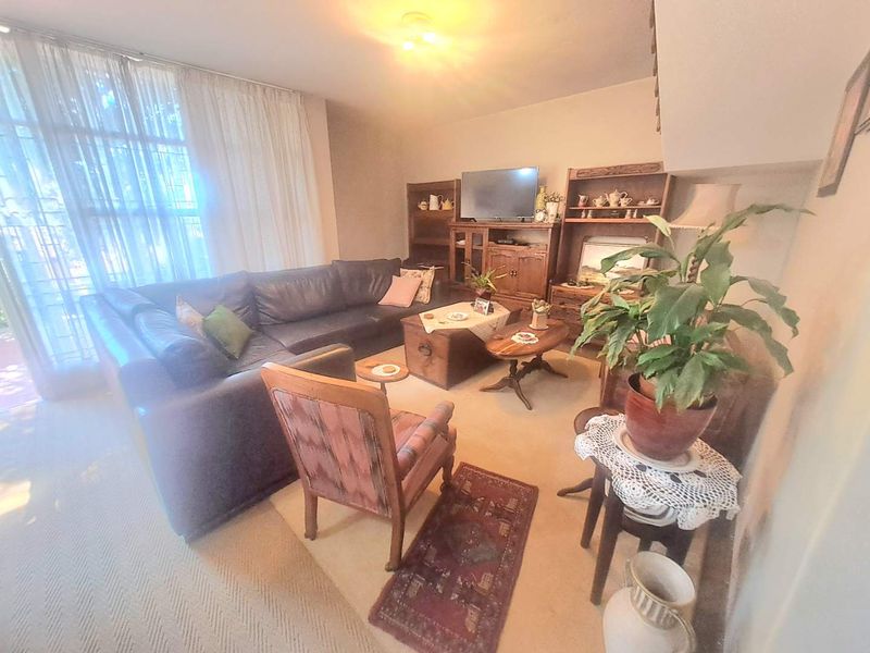 Very Spacious Townhouse for Sale - Photo 5