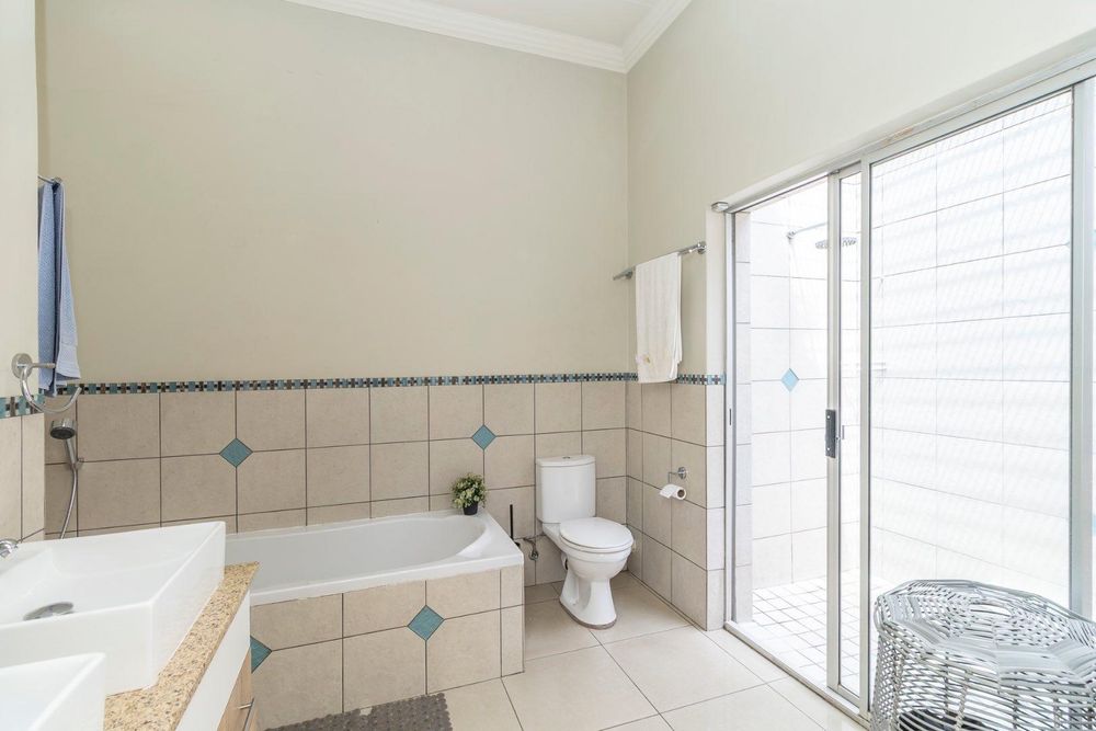 Main Bathroom En-suite