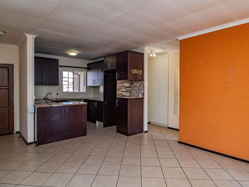 Your Ideal 2-Bed Apartment with Ensuite & Pool Amenities! - Photo 10
