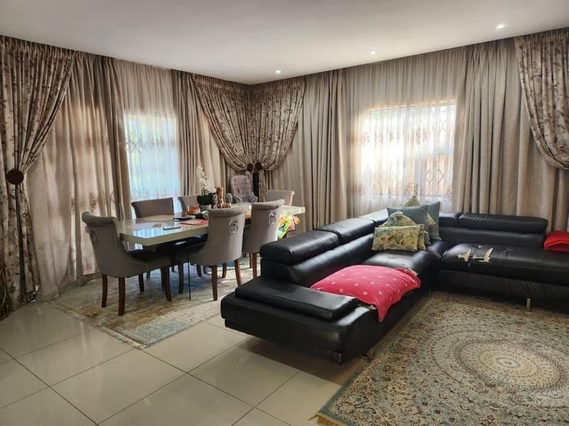 Two-Bedroom Home in Lower Illovo - Comfortable Family Living - Photo 5