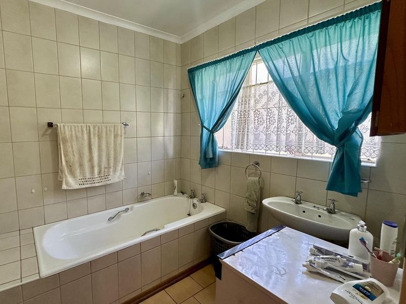 Spacious Family Home with Flatlet & Pool on Corner Stand - Photo 9