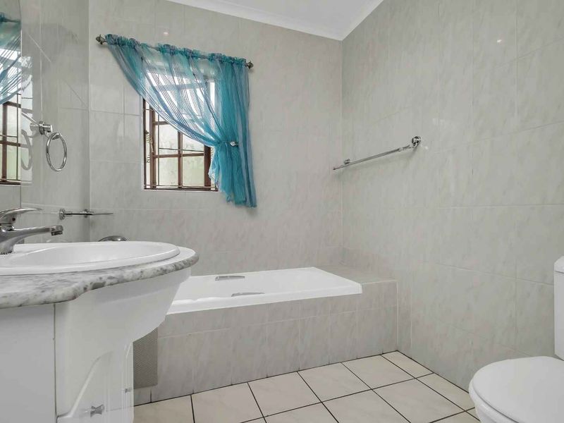 BRIGHT AND LIGHT THREE BEDROOM HOME WITH ALL THE ADDED EXTRAS - Photo 10