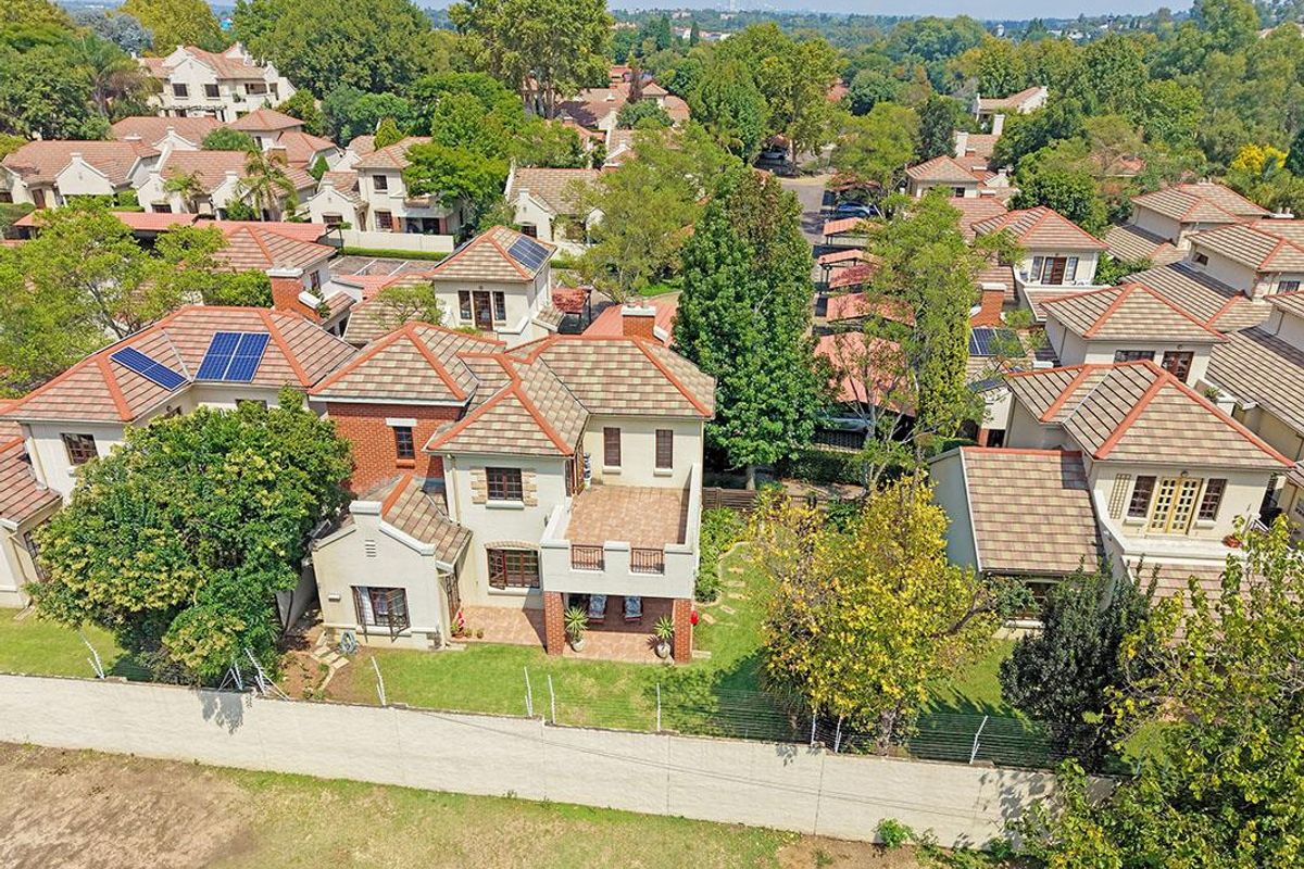 Terrific 3 Bed 2 Bath Townhouse In the Best Part of The Complex_Pet friendly with views for days - Photo 4