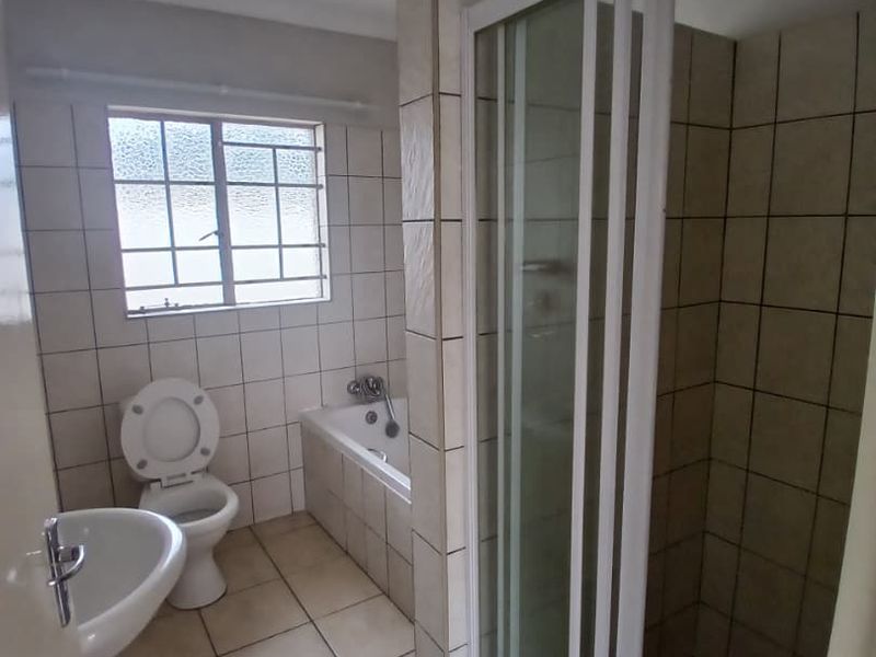2 Bedroom situated close to shops, schools, offices and Unam - Photo 7