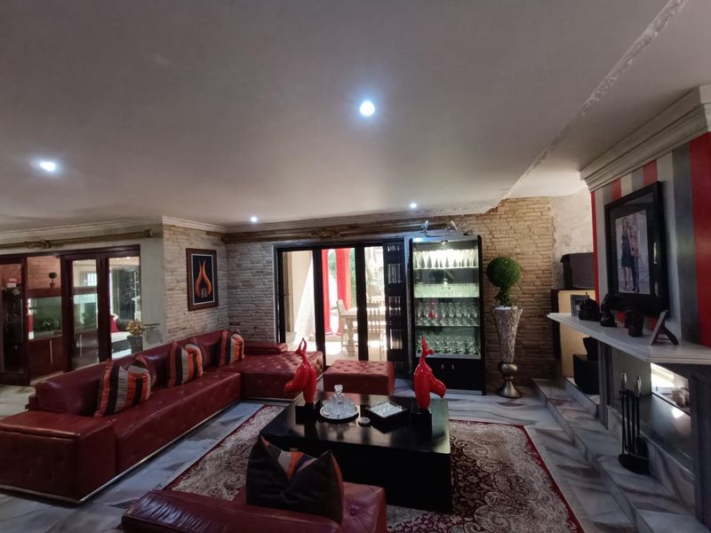 RASLOUW SECURITY ESTATE - 7 BEDROOM HOUSE - Photo 8