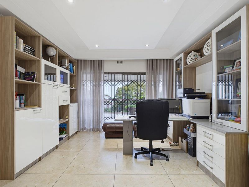 Luxury Family Home with Spectacular Panoramic Views in Glenvista - Photo 5