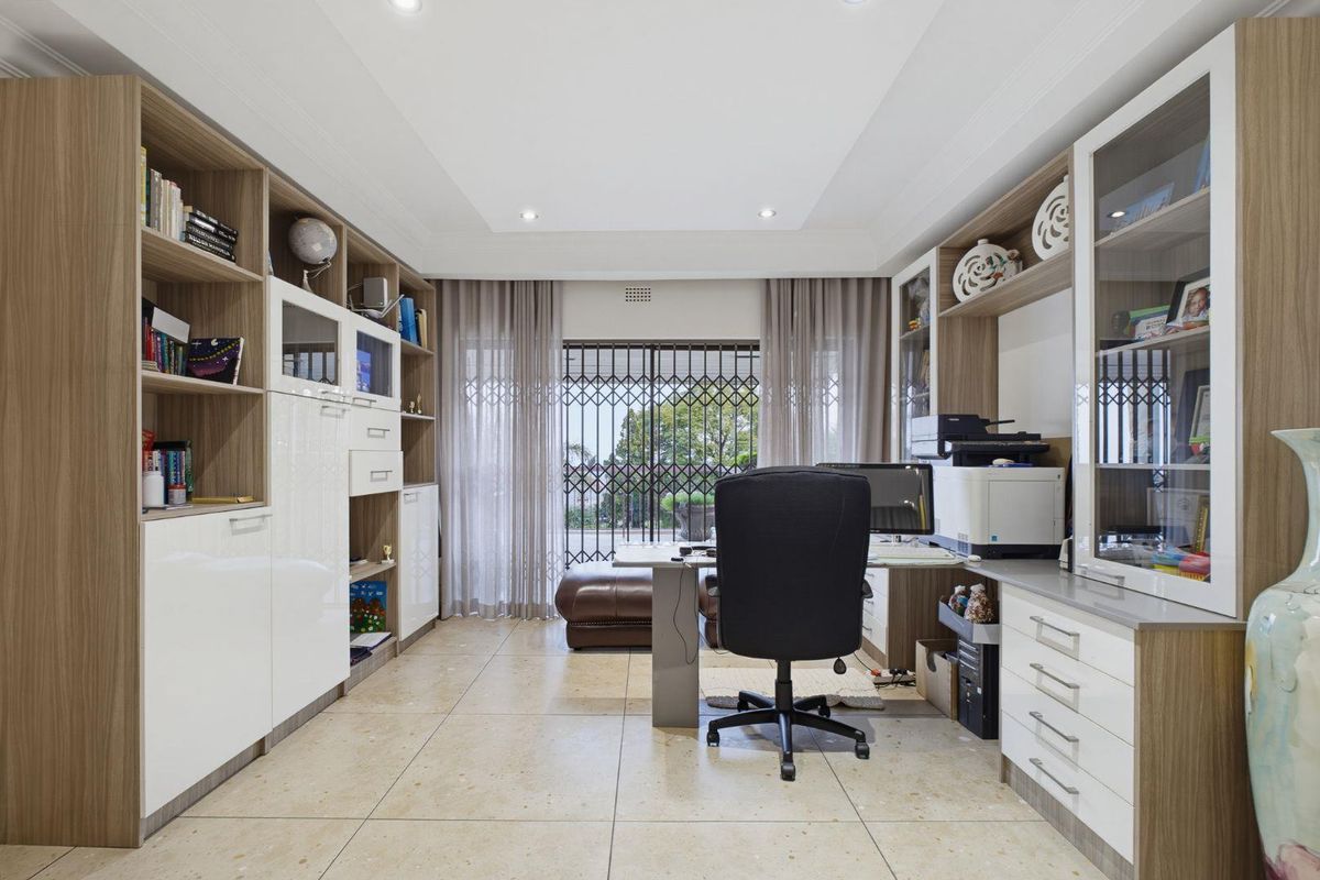 Luxury Family Home with Spectacular Panoramic Views in Glenvista - Photo 5