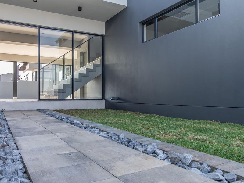 MODERN LUXURY LIVING AT ITS FINEST - Photo 4