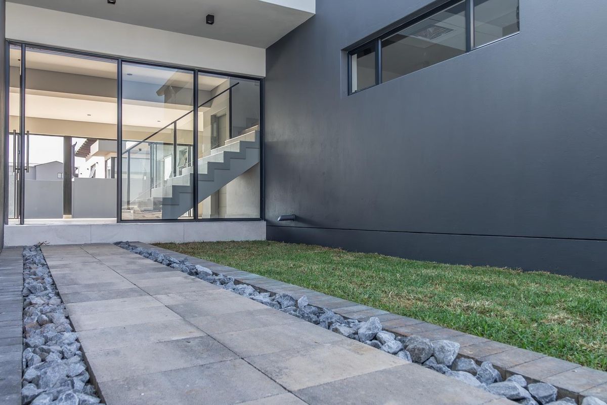 MODERN LUXURY LIVING AT ITS FINEST - Photo 4