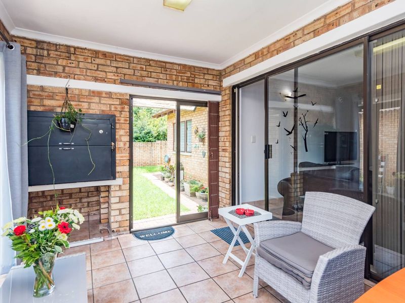 Spacious duplex townhouse with Inverter for Sale in Ruimsig Noord - Photo 8