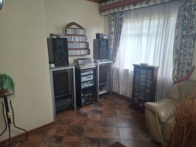 Secure 3 Bedroom Family Home with Flatlet in Colita, Estcourt - Photo 4