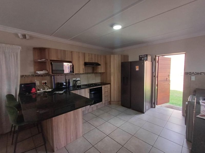 3 Bedroom 2.5 Bathroom For Sale - Photo 7