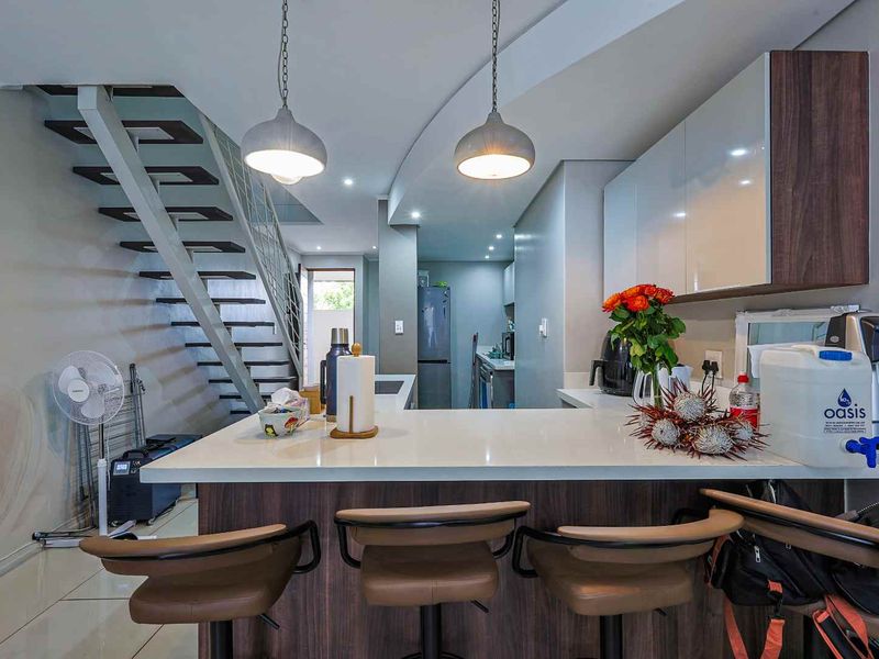 Modern 2-Bedroom Apartment with Rooftop Braai Area - Photo 8