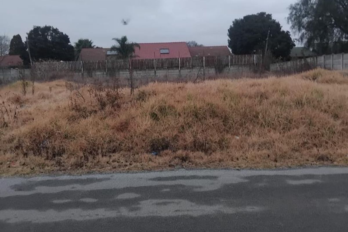 Large vacant land available for sale. - Photo 3