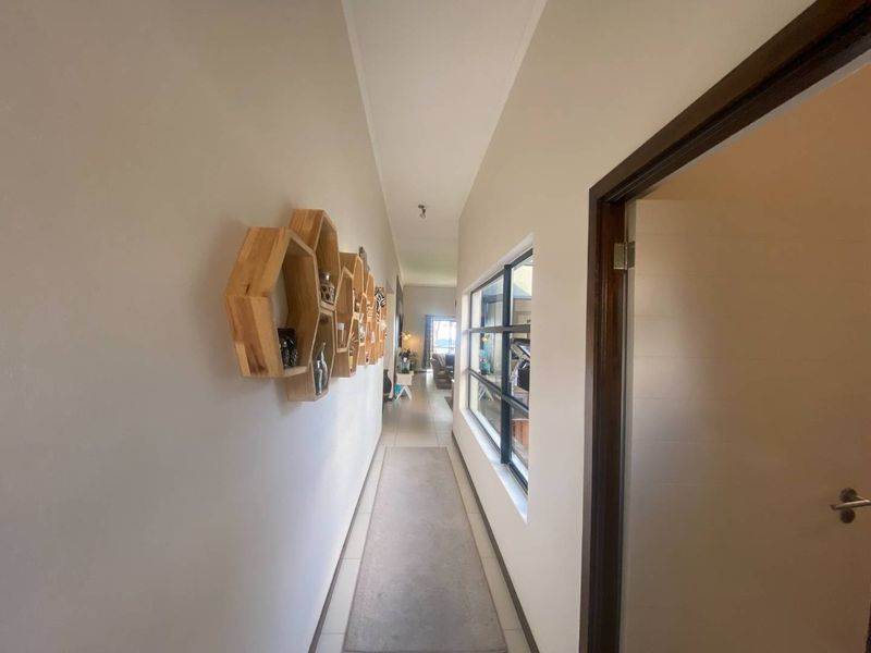 Serene living awaits, beautiful townhouse with top amenities - To Let - Photo 10