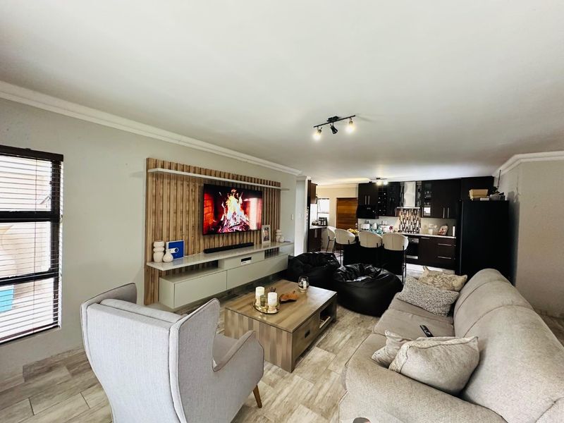 A MODERN HOUSE - Photo 9