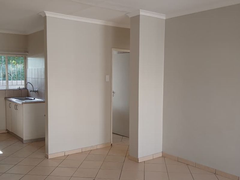 Situated close to shops, schools, offices and Unam - Photo 6