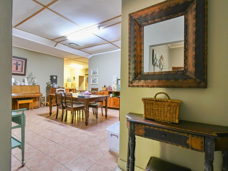 Outjo:  HUGE home WITH A LOT ON OFFER - Photo 4