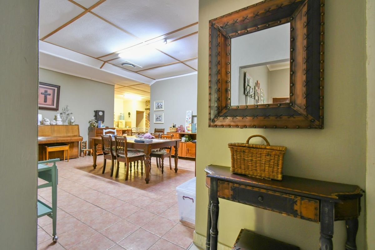 Outjo:  HUGE home WITH A LOT ON OFFER - Photo 4