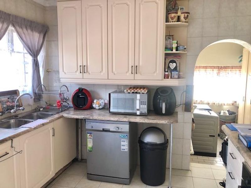 3 Bedroom House with lots of potential in Verwoerdpark! - Photo 5