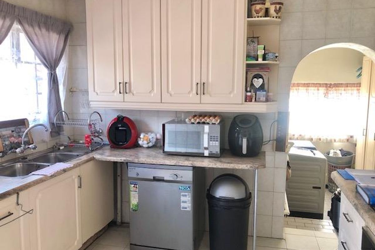 3 Bedroom House with lots of potential in Verwoerdpark! - Photo 5