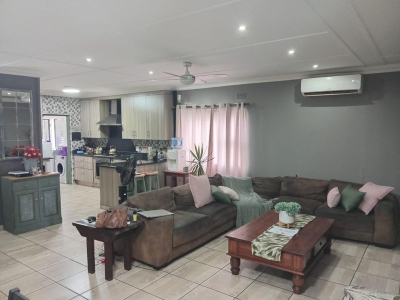 Spacious Veld En Vlei Home with Pool, Open-Plan Living, Double Garage - Photo 2