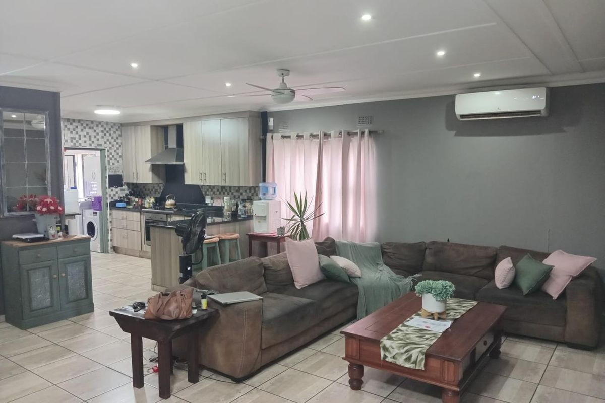 Spacious Veld En Vlei Home with Pool, Open-Plan Living, Double Garage - Photo 2