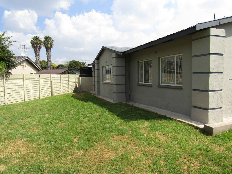 Newly renovated Home with Flat Let - Photo 4