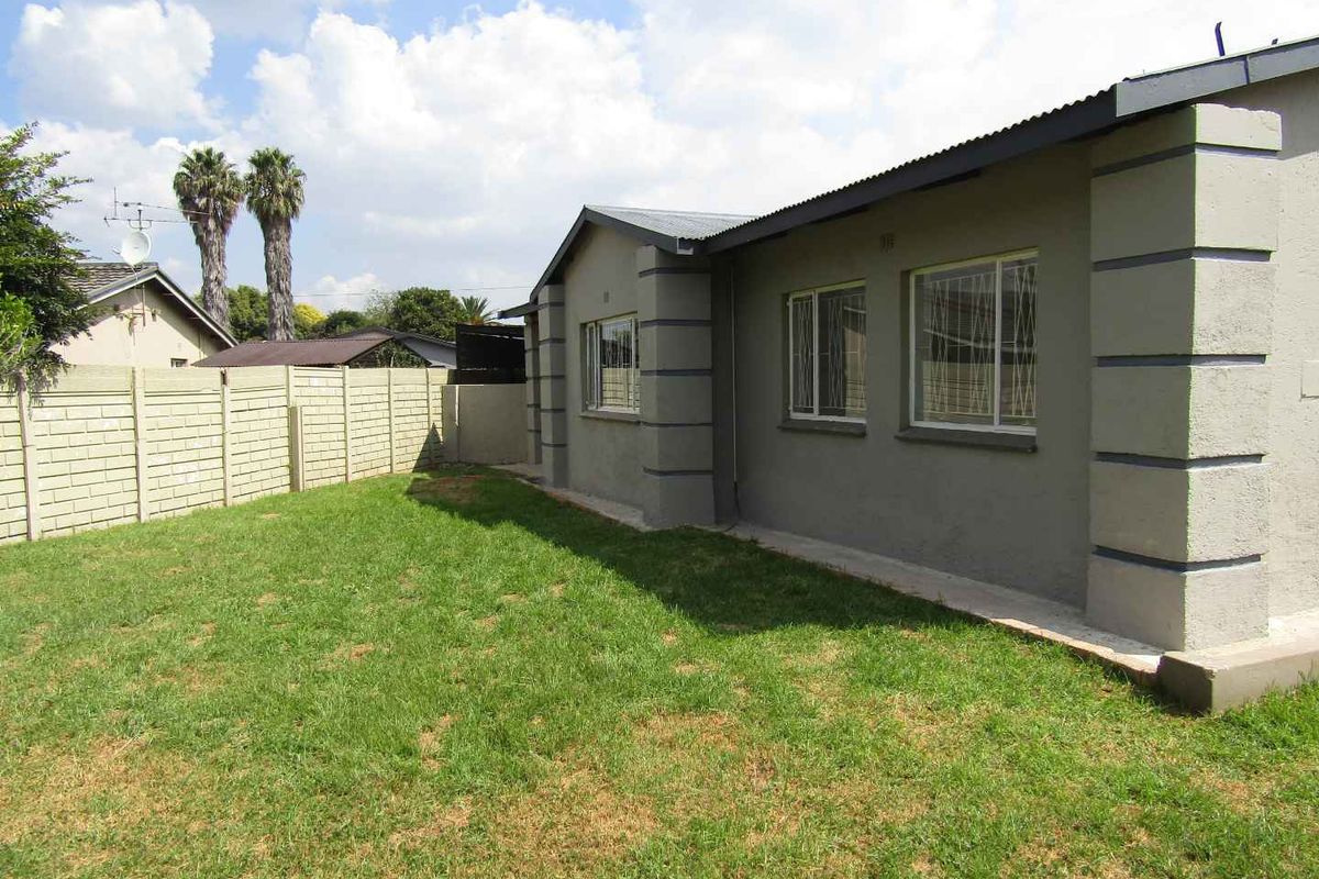 Newly renovated Home with Flat Let - Photo 4