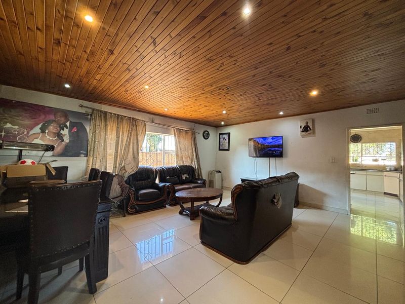 4 Bedroom House for sale in Oakdene - Photo 10