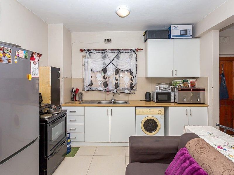 Two Bedroom Ground Floor Apartment - Photo 2