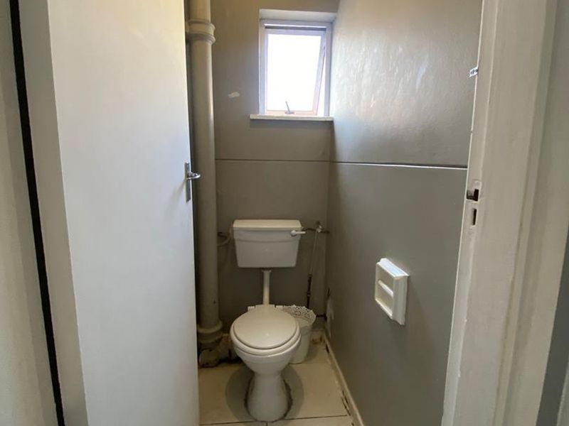 Ready to Move 2 bedroom in a well maintained prime area - Photo 8