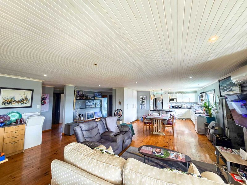 Family home with river view for sale in Stilbaai-Wes. - Photo 5