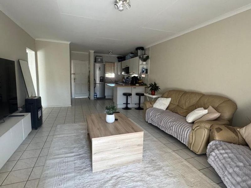 Chic Suburban Sanctuary: Modern 2-Bedroom Gem in Secure Oakdene Complex! - Photo 4