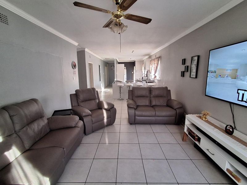 Neat 3-Bedroom Home with Open-Plan Kitchen and Fireplace - Photo 5