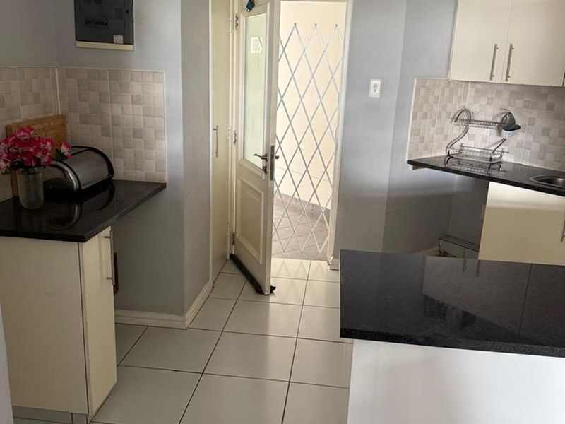 2 Bedroom apartment fully furnished at the heart of Umhlanga - Photo 4