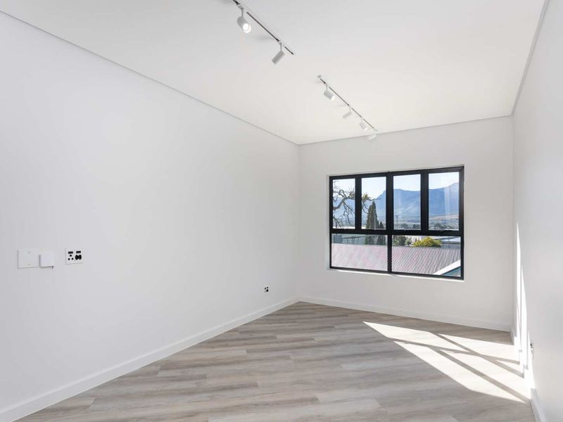 Modern Studio Apartment with Mountain Views - Ideal Investment Opportunity - Photo 5