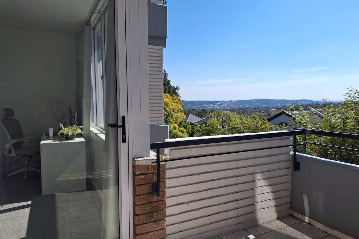 A BEAUTIFUL SUNNY ONE BEDROOM APARTMENT - Photo 4