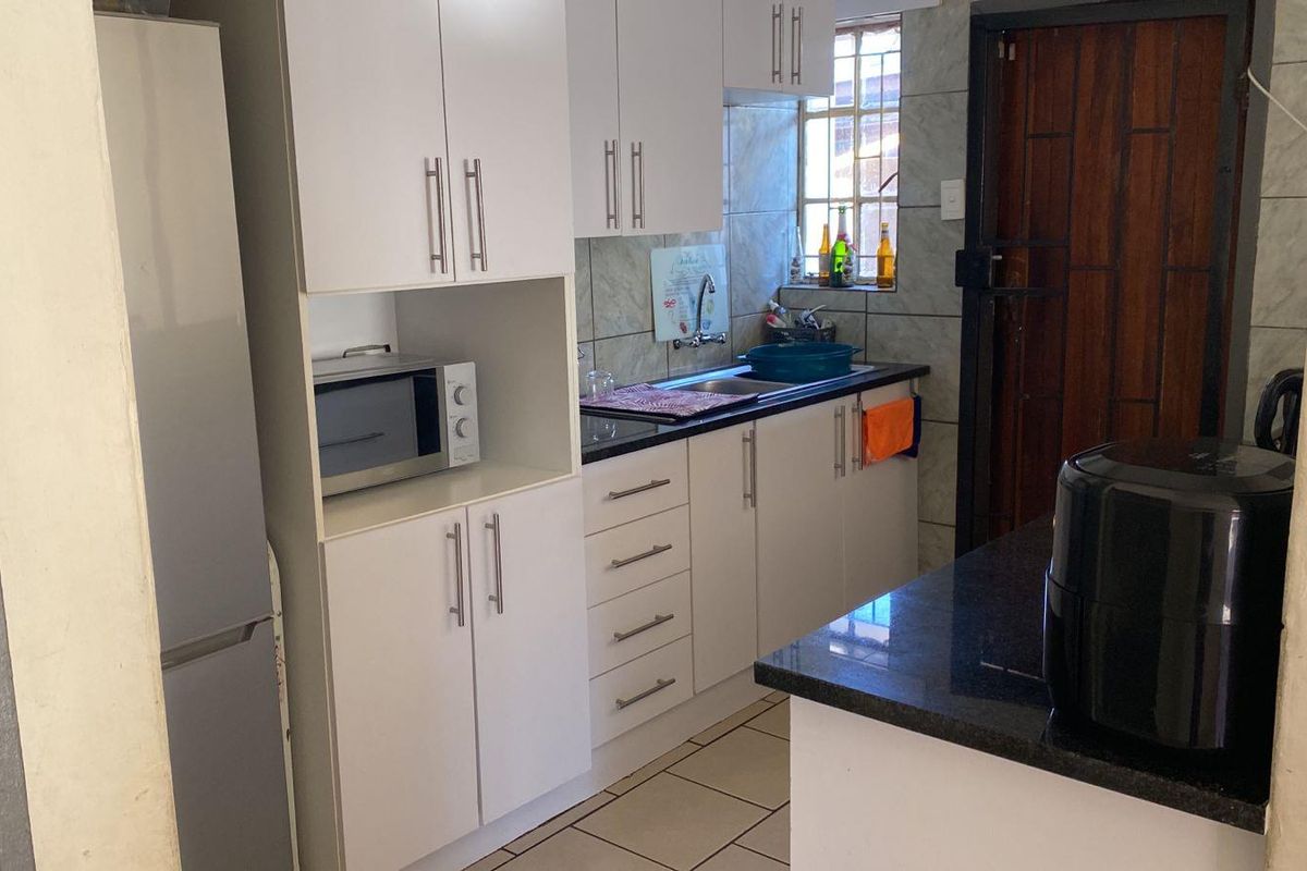 Three bedrooms house for sale in Elandspoort - Photo 2