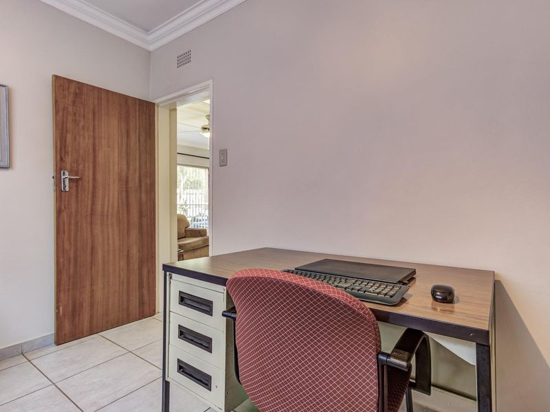 EXCEPTIONALLY NEAT FAMILY HOME IN THE UPMARKET ESTATE OF MOREHILL CLOSE - Photo 8