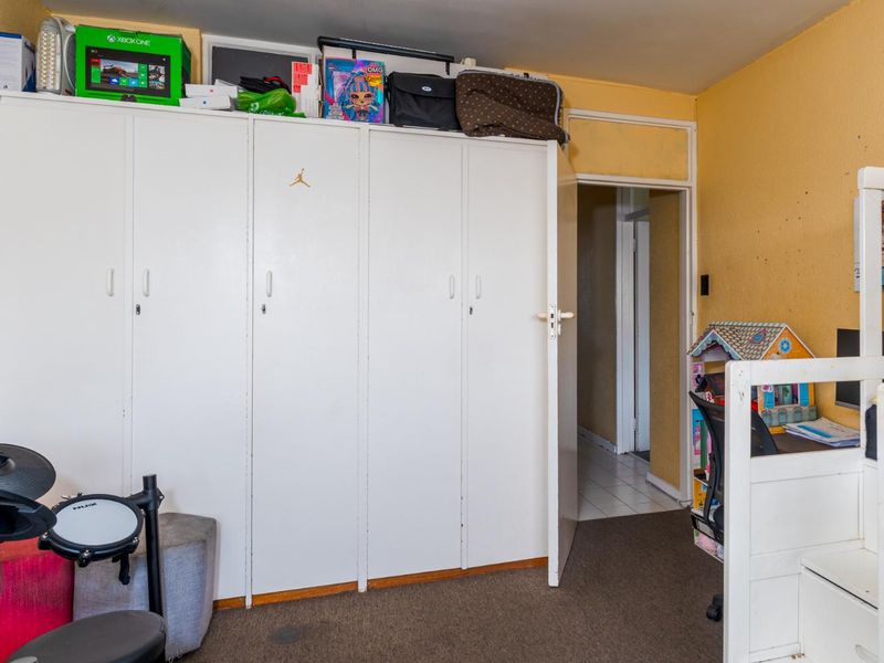 Spacious North-facing apartment with Balcony, Garage and Mountain views - Photo 9