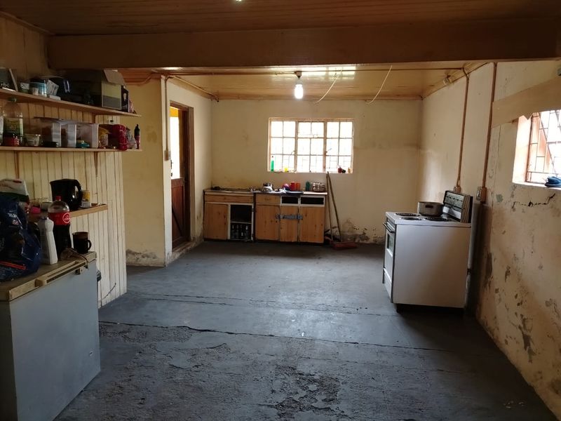 Fixer-upper with potential - Photo 9